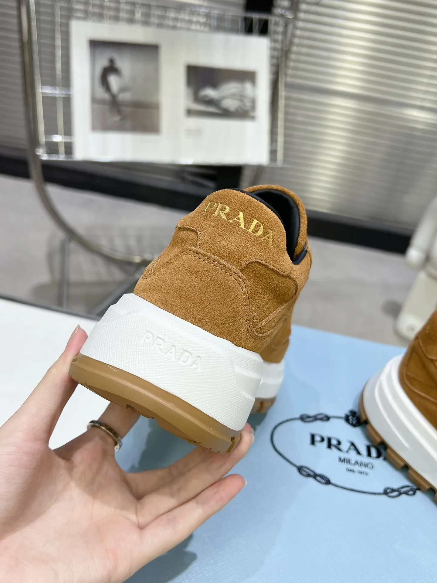 👟👟Ex-factory price 580👟👟 PRADA ²⁰²4 𝐬𝐬Prada’s new product comes with strength! ❣️Many Internet celebrities have the same style, fashionable and versatile nice items, original shoes are developed and purchased from Italian counters, and are reproduced 1:1 according to the original taste. This year’s theme is not to be defined, embodying texture through simplicity💛From thick-soled sneakers to zigzag short boots to 2024 flat shoes, everything reveals a sure-fire momentum...combining gentleness and handsomeness, the finishing touch for women❤️ The top-grade open-edge beaded cowhide with imported cowhide triangle logo is consistent with the original version, the wear-resistant and ultra-light two-color outsole, and the sheepskin lining are breathable and comfortable. ⚛Size: Women's 34-40 ⚛Size: Men's 39-45 Original packaging accessories. ⚛